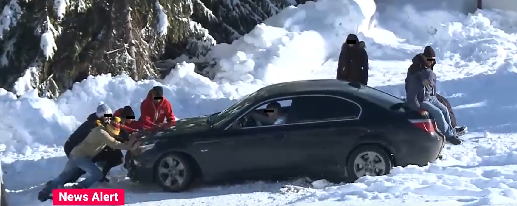 Imaginile zilei | Cum au încercat 9 tineri să scoată un BMW din zăpadă, la Rânca