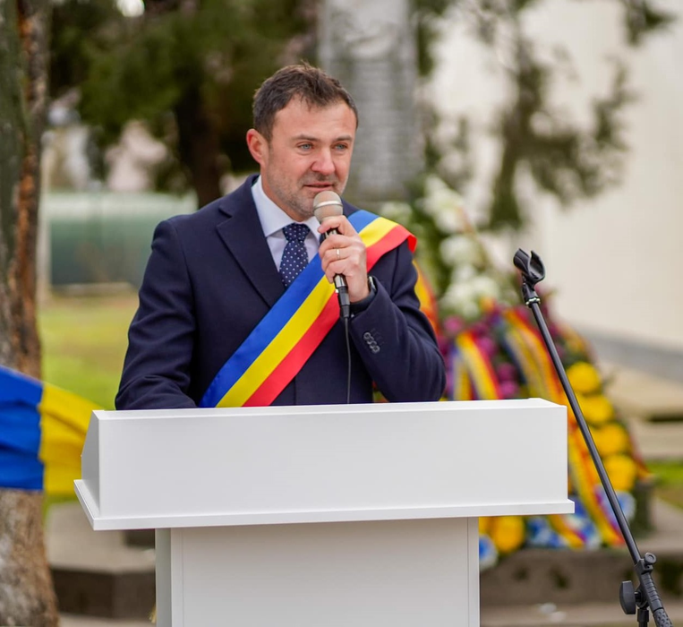 Primarul Cornel Gogan a fost cel care le-a unit destinele în acte celor doi pensionari foto: Facebook