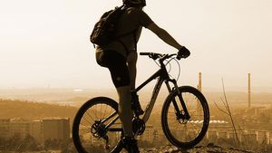 Un tânăr de 25 de ani a fost reținut de polițiști după ce a pipăit mai multe femei pe stradă, de pe bicicletă