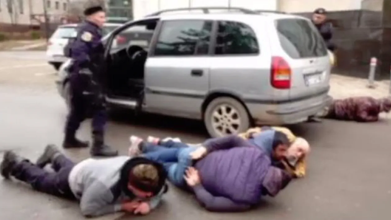 Scandal monstru în fața tribunalului! Două clanuri s-au luat la bătaie! Intervenție în forță a jandarmilor