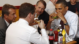 Barack Obama si Dmitri Medvedev au mancat hamburgeri impreuna!