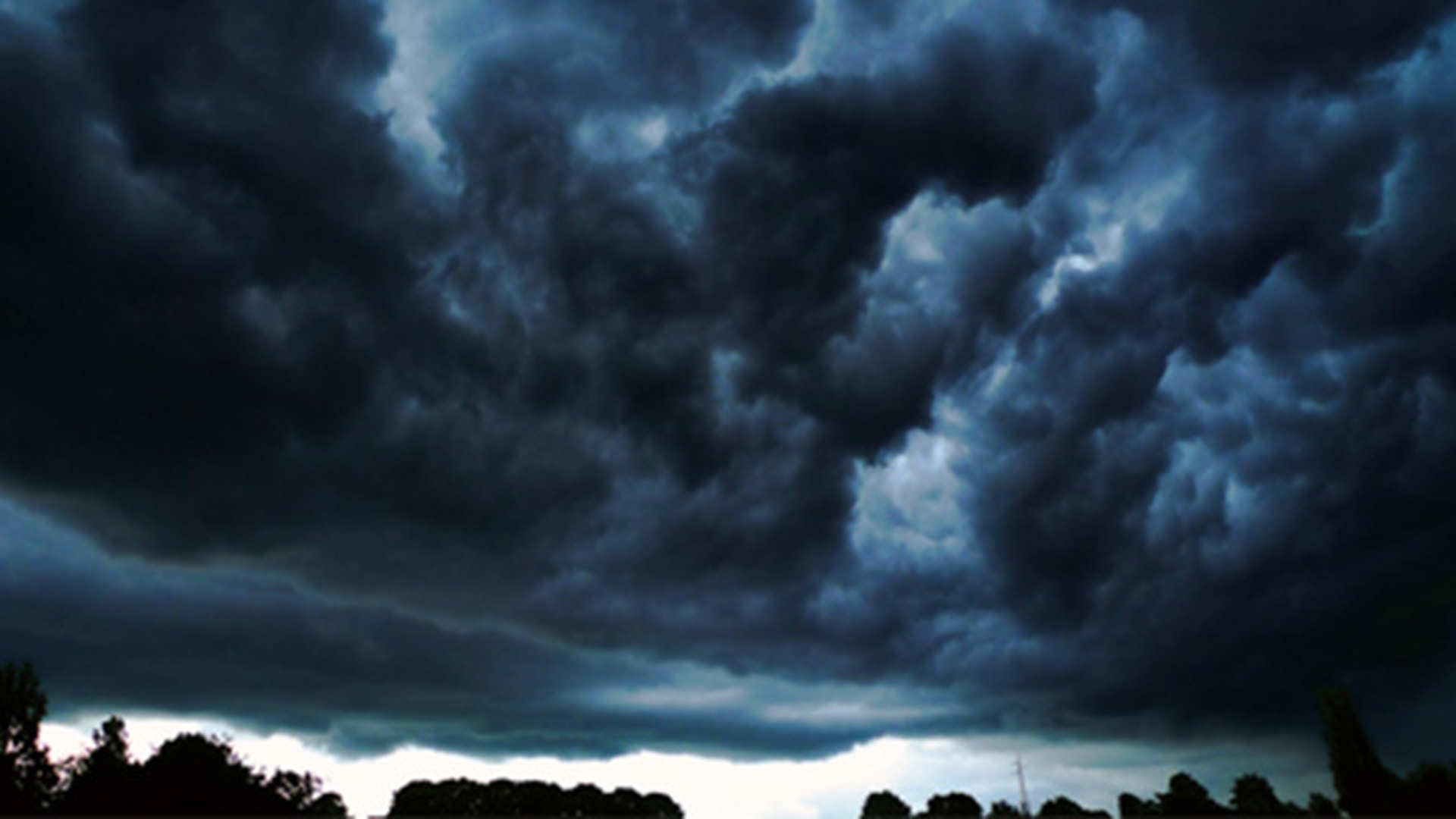 Meteorologii au emis avertizare cod galben de furtună şi grindină pentru mai multe judeţe din ţară! Vezi zonele afectate