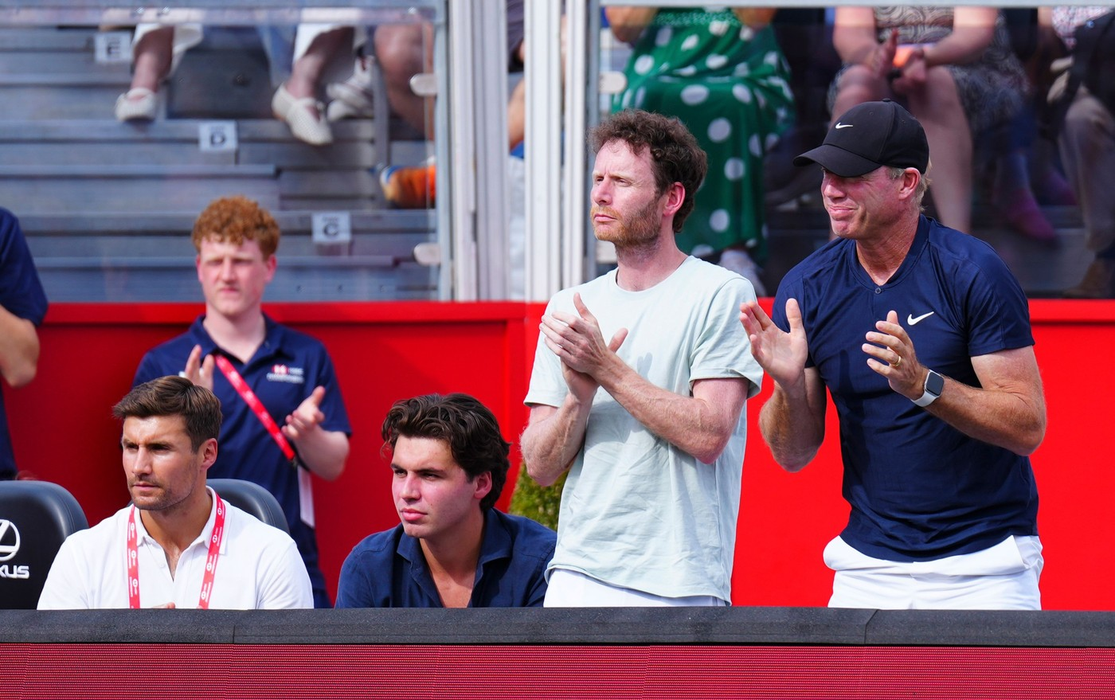 Thomas Houchin, Benjamin Heynold, Nick Cavaday si Mark Petchey pe banca echipei Emmei Raducanu. Foto: Profimedia