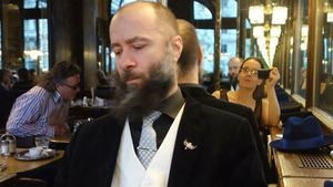 Povestea bizară de viață a milionarului român, găsit mort în Costa Rica. Mergea cu femeile în lesă pe stradă. FOTO