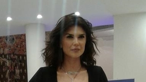 Ups, eroare! Monica Bârlădeanu şi-a etalat sfârcul pe covorul roşu de la Premiile GOPO