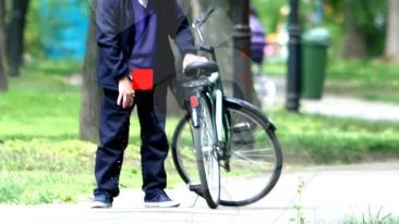 Revoltator! Uite ce face un batranel pe aleile parcului Herastrau in timp ce mamele isi plimba copiii