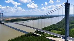 Ies șuruburile din podul de la Brăila. Imagini tragi-comice, la doar două luni de la inaugurare