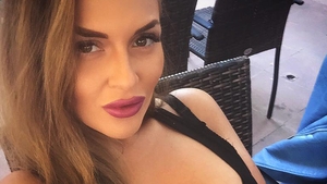 OANA RADU s-a „tunat“ din nou? Cântăreaţa a „scăpat“ prima imagine cu ea pe Facebook, după o intervenţie