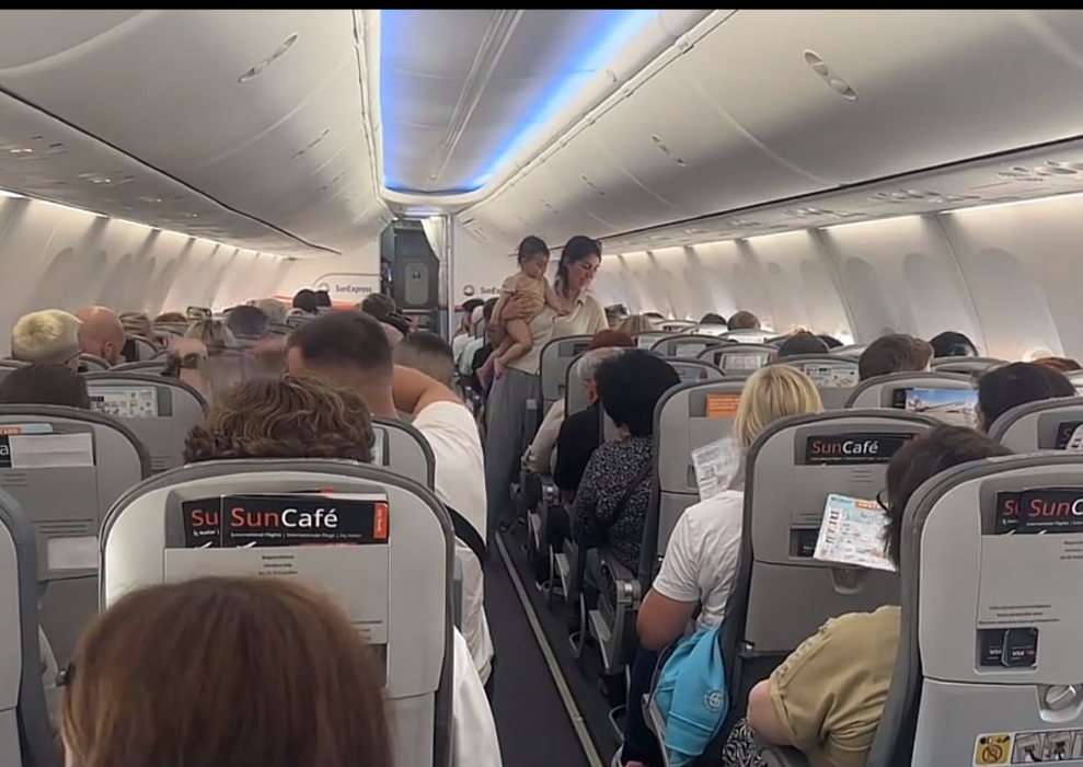 Pasagerii unui avion care trebuia să zboare în Antalya au trecut prin clipe grele. Blocați pe pistă, la 56 grade Celsius