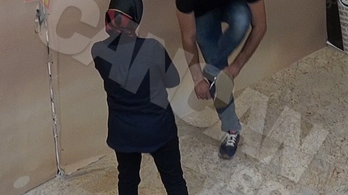 Filmat in timp ce se ruga in mall! Un barbat s-a descaltat printre amatorii de shopping si si-a facut nestingherit metaniile