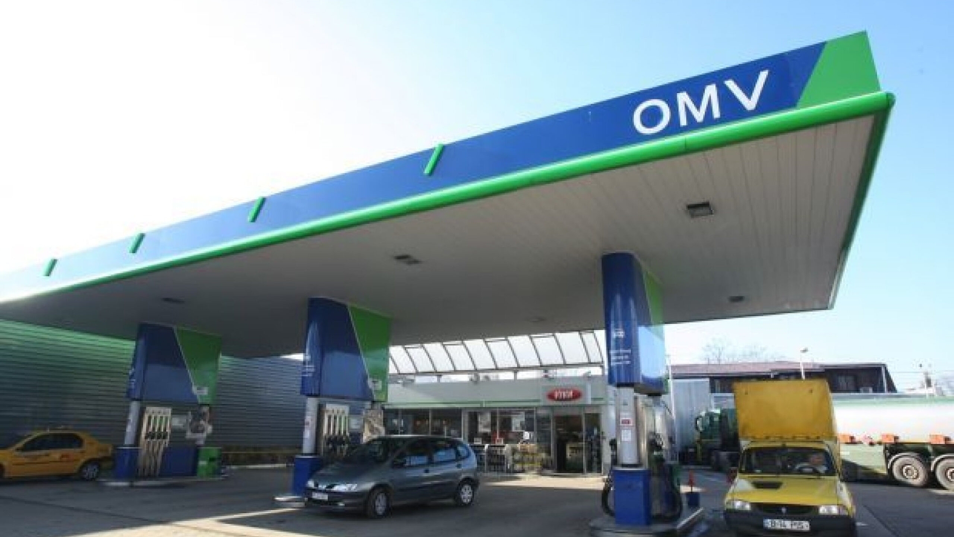 De râsul curcilor! Unde a mers să alimenteze un român, deranjat de scandalul cu Austria: "Era pustiu la OMV, am mers la..."