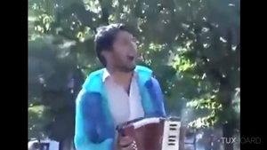 Un cerșetor român a fost lovit cu scaunul în cap de un francez! Motivul este incredibil. VIDEO