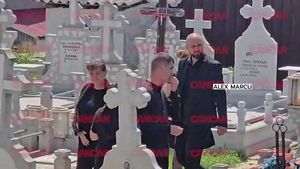 Gestul făcut de Alex Marcu, în timp ce sicriul cu trupul neînsuflețit al Teodorei Marcu cobora în groapă. Ți se rupe sufletul!
