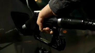 Ce se întâmplă, de fapt, cu mașina ta când pui benzină premium în rezervor. Specialiștii explică mitul consumului de carburant