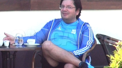 Îl ştiai doar la cravată şi cămaşă apretată. Ministrul alb-albastru, relaxat în wekeend!
