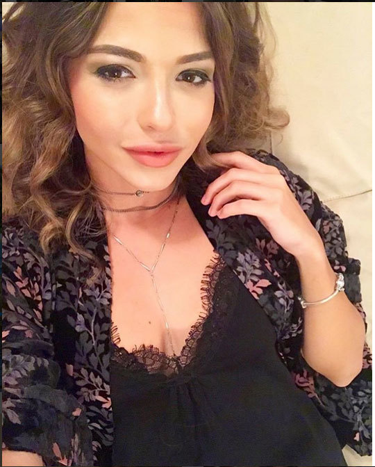 GALERIE FOTO INCENDIARĂ! Îţi stă inima când o vezi în costum de baie! Nu e topmodel, ci… E cea mai sexy-doctoriţă!