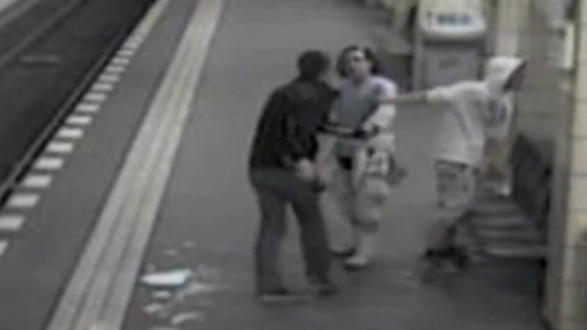 VIDEO Violente la metroul din Berlin! L-a trantit la pamant si l-a calcat in picioare