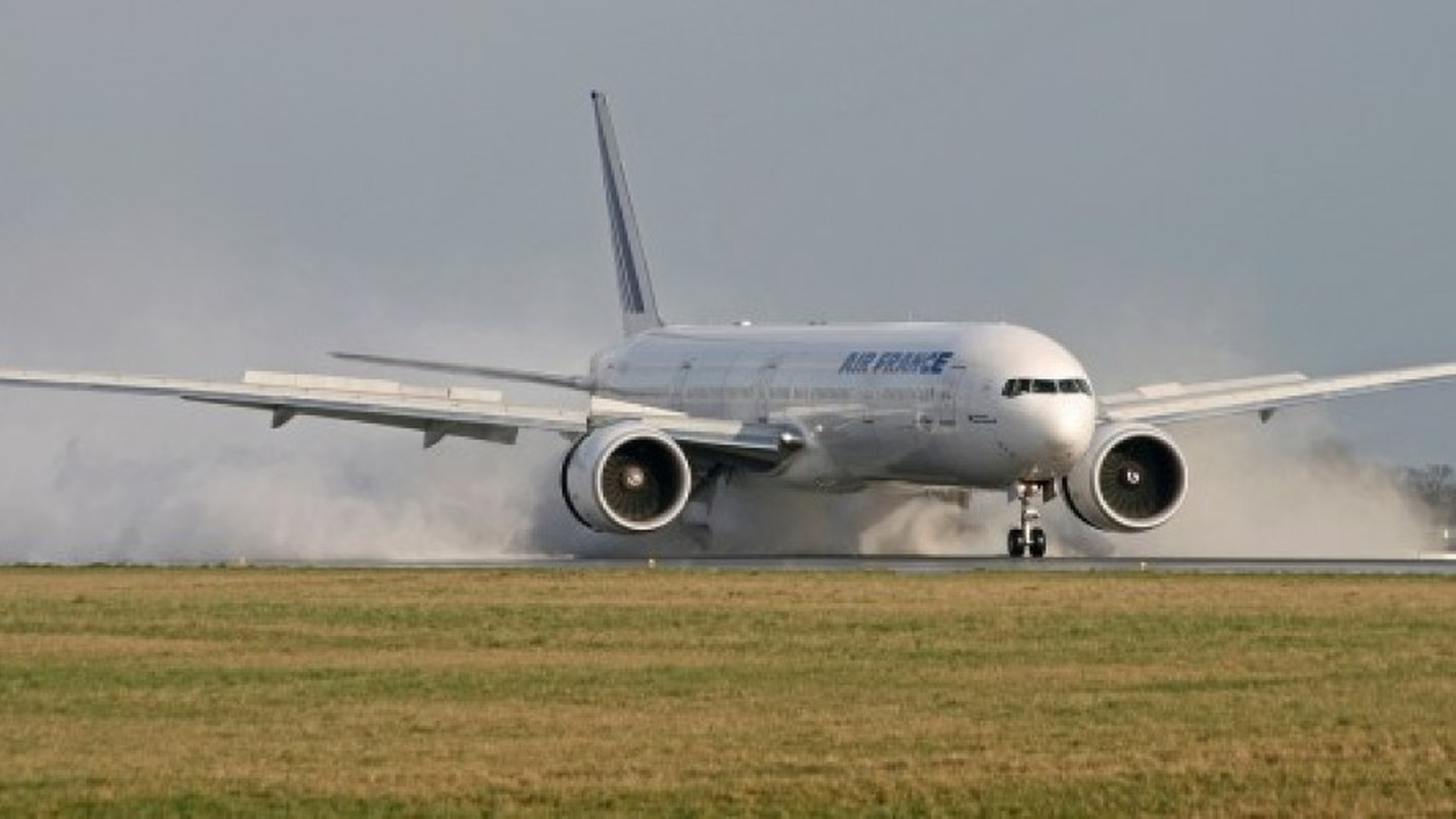 Aterizare de urgență pe Aeroportul Otopeni! ”Ieșea fum din motor”