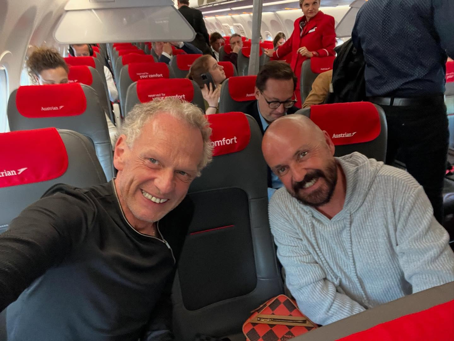 Paște ortodox pe apă, cu Leonard Miron în rol de gazdă: turiștii de pe croaziere au cântat în cor „Hristos a înviat” și au trecut pe sub masă ca-n România!