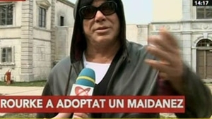 Mickey Rourke a adoptat un caine din Romania! Afla mai multe despre planurile sale de a ridica un adapost pentru cainii maidanezi in tara noastra!