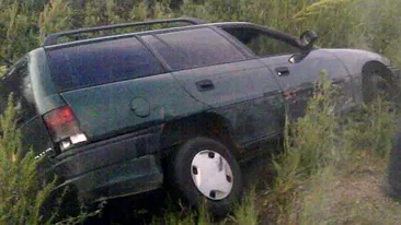 Un sofer din Suceava a intrat cu masina in sant in timp ce fugea de politie. Facea contrabanda cu tigari