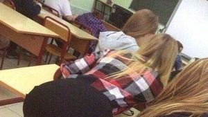 Cum a putut să se îmbrace această elevă la școală. Un coleg de clasă a fotografiat-o în timp ce se apleca peste bancă