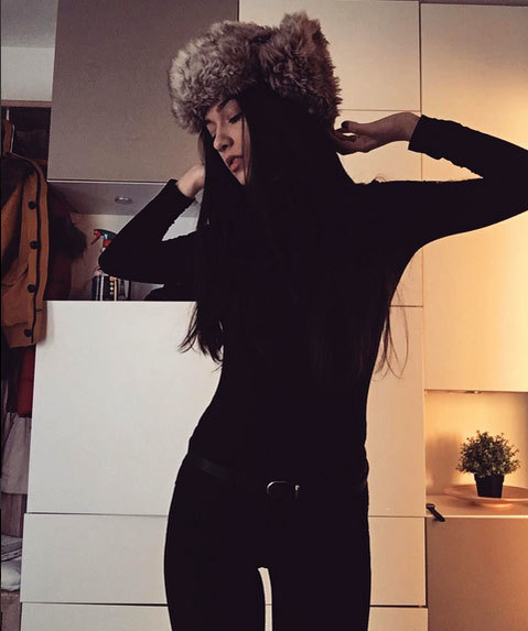 Iubita lui Cucu este o tânără fotomodel care adoră sejururile în străinătate