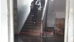 FOTO / Incendiu violent într-un bloc: 30 de persoane au fost evacuate, iar câţiva copii şi adulţi au ajuns pe mâinile medicilor