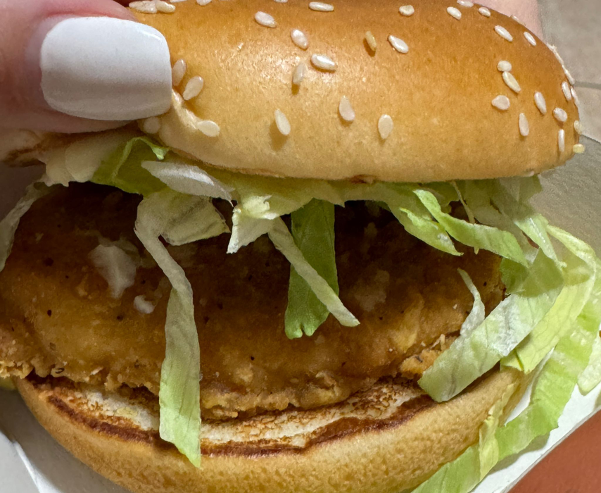 Ce conține, de fapt, celebrul sandwich McChicken de la McDonald’s. Majoritatea românilor îl cumpără!