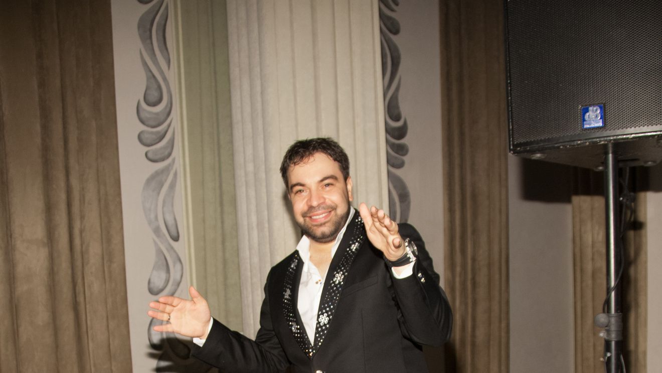 Salam a lasat microfonul si s-a tolanit pe canapea. O bruneta focoasa i-a dansat in poala