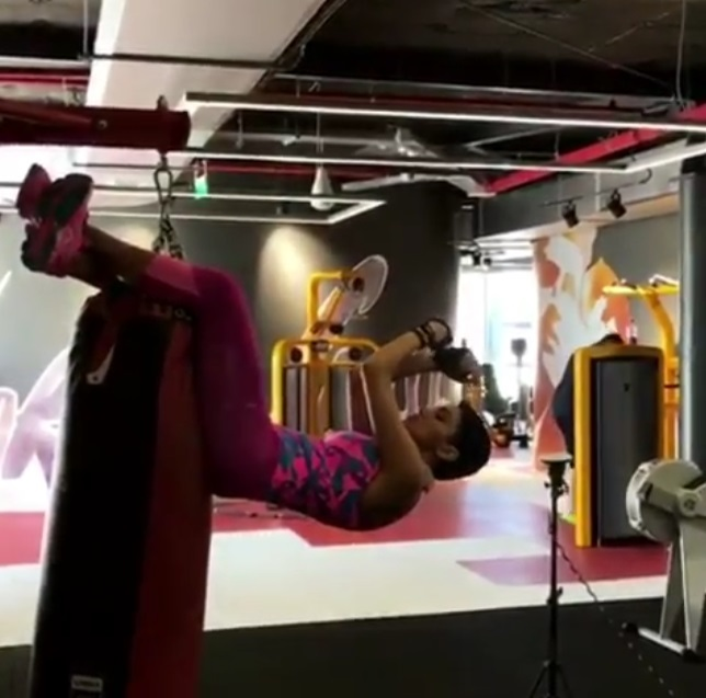 VIDEO / Însărcinată în trei luni, Adelina Pestriţu a făcut abdomene atârnată la mai bine de un metru deasupra solului! Cum s-a descurcat viitoarea mămică la acest exerciţiu dificil