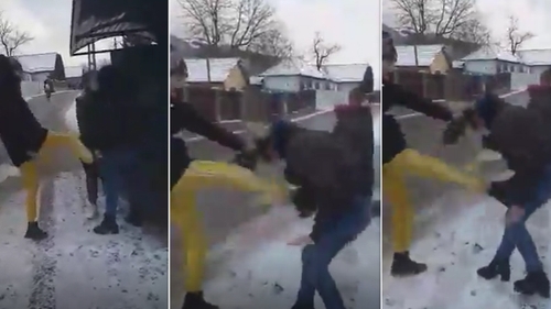 Scene revoltătoare lângă o școală din județul Bacău. O elevă este bătută și umilită de trei colege, în timp ce alții filmează