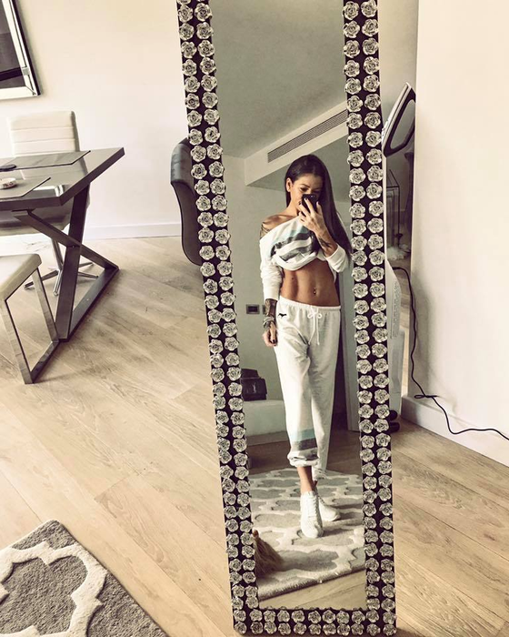 Şoferii au recunoscut-o după tatuajul din zona intimă! Roxana Vancea s-a urcat mai mult dezbrăcată pe motor