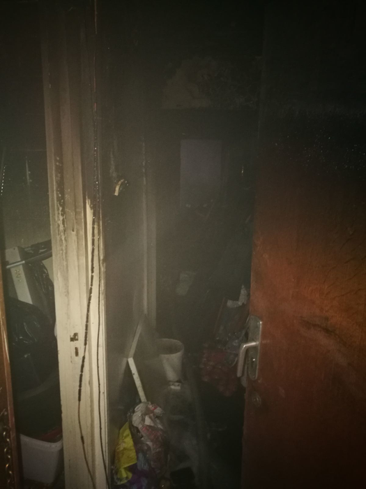VIDEO / Alertă în Bucureşti! Zeci de oameni evacuaţi, după ce un apartament a luat foc. Sunt victime