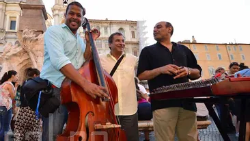 Imaginea care iti va schimba parerea despre Cabral! Uite cum canta la contrabas pe strazile din Roma pentru a 'castiga' un ban!
