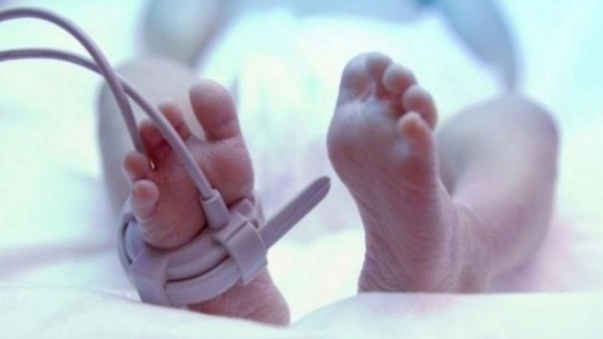 Femeia care a abandonat bebeluşul găsit într-o pungă, lângă o pubelă, a fost reţinută