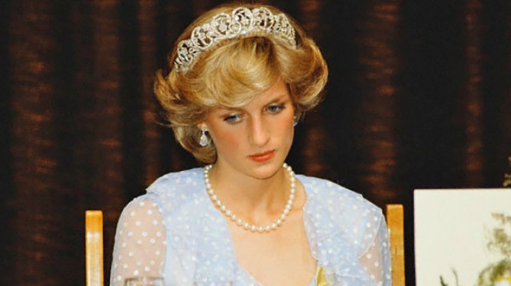 Cu ce preț se vinde ”rochia răzbunării” purtată de Prințesa Diana pe 29 iunie 1994. A fost scoasă la licitație