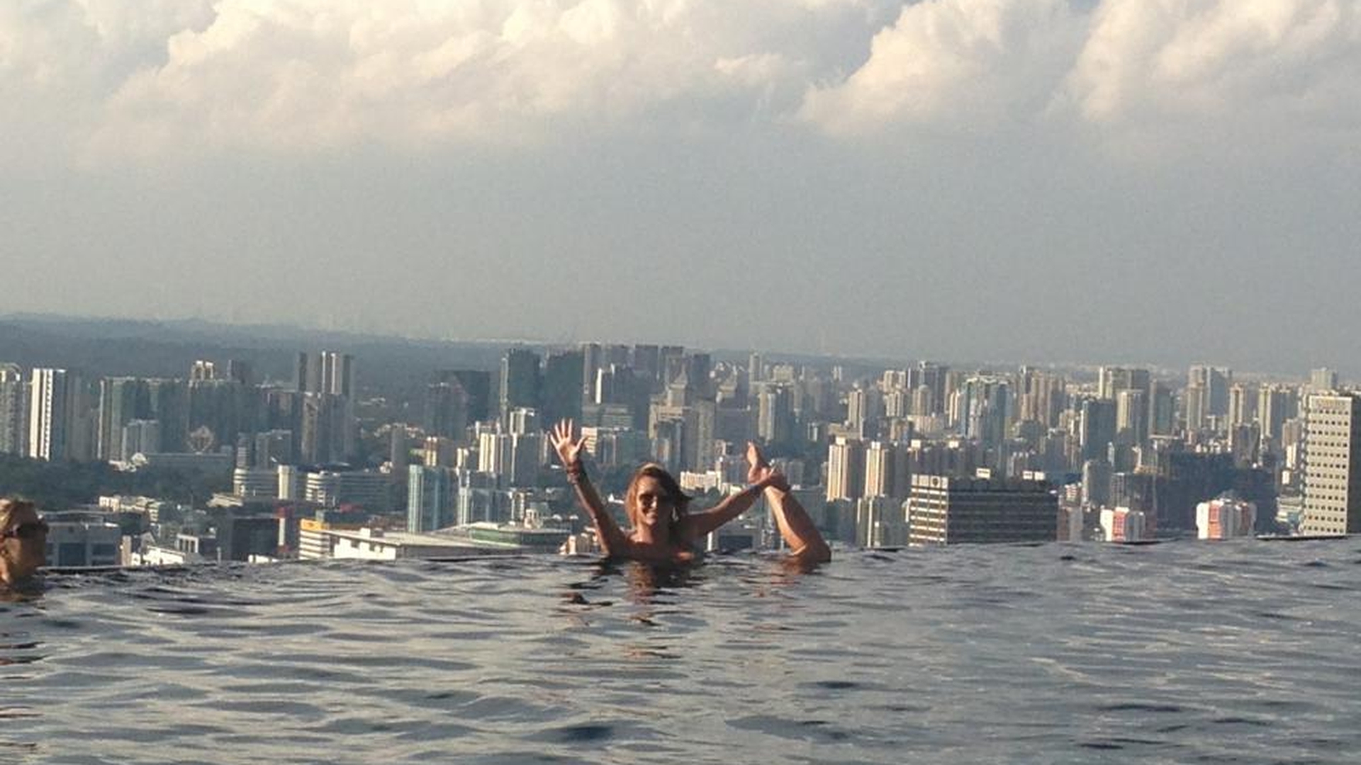 Delia are vacanţa perfectă! Uite cum se distrează la etajul 80 al unui hotel din Singapore, în cea mai tare piscină!