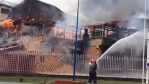 Incendiu violent în Focşani! Se ia în calcul evacuarea locuitorilor din blocurile din apropiere