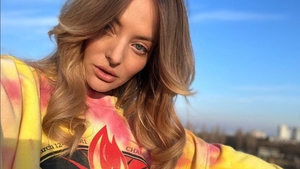Delia Matache, pusă la zid după ce s-a pozat în costum de baie. Ipostazele provocatoare au stârnit un val de reacții: ”Dai de înțeles că ești liberă”