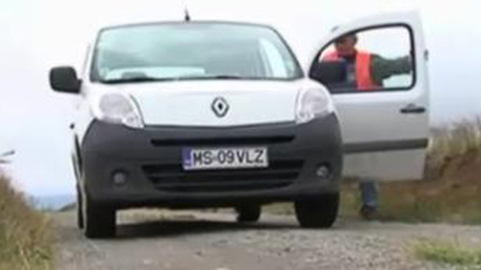VIDEO Incredibil, dar adevarat! O masina urca un deal cu motorul oprit si fara sofer