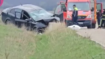 Accident la Ivănești: Un bărbat a murit și o tânără de 18 ani a fost transportată la spital