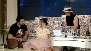 Secretul din spatele talentelor lui Lorelai Moşneguţu! Cum reuşeşte adolescenta să scrie şi să deseneze cu picioarele