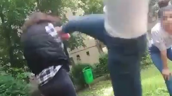Adolescentă bătută cu sălbăticie de trei colege