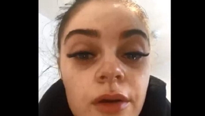 O studentă, la un pas să orbească după ce și-a făcut genele! I le-au pus cu lipici de unghii