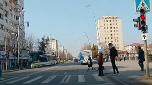 O mașină de la Gruparea Mobilă de Jandarmi Bacău a accidentat grav un pieton care traversa neregulamentar. Bărbatul a decedat la scurt timp