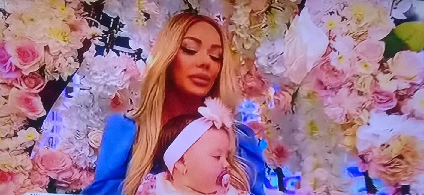 Bianca Drăguşanu, prima apariţie în direct după botezul Sofiei! Vedeta a venit la TV cu fetiţa ei şi cu Victor Slav
