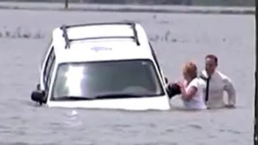 VIDEO Un reporter-erou a salvat o femeie din mijlocul viiturii