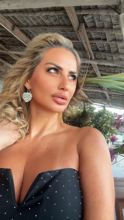 Julia Chelaru, de nerecunoscut în 2026. A lăsat România în urmă și s-a refugiat într-un paradis exotic!