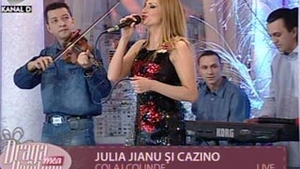 VIDEO Tinuta de seara, la colindat! Vezi ce rochie a purtat Julia Jianu in aceasta dimineata!